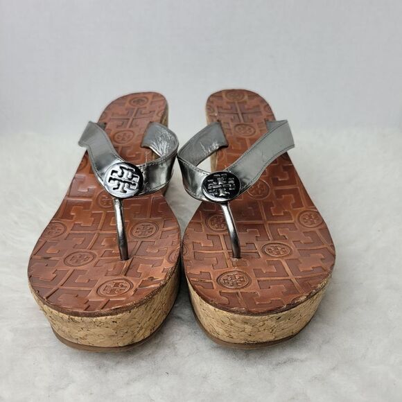 Tory Burch Thora Silver Patent Leather Cork Wedge Sandal Shoes Size 7.5 - Picture 2 of 10